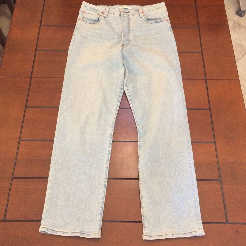 Levi’s ribcage straight jeans light wash button fly 32